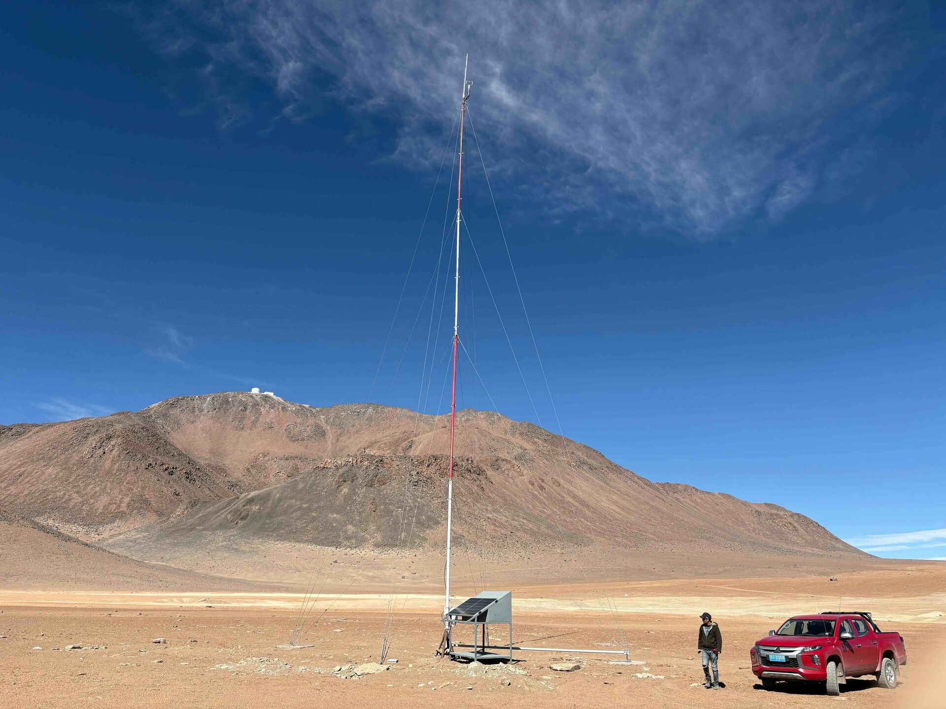 photo of a desert landscape with a 24-meter high weather tower for wind measurements