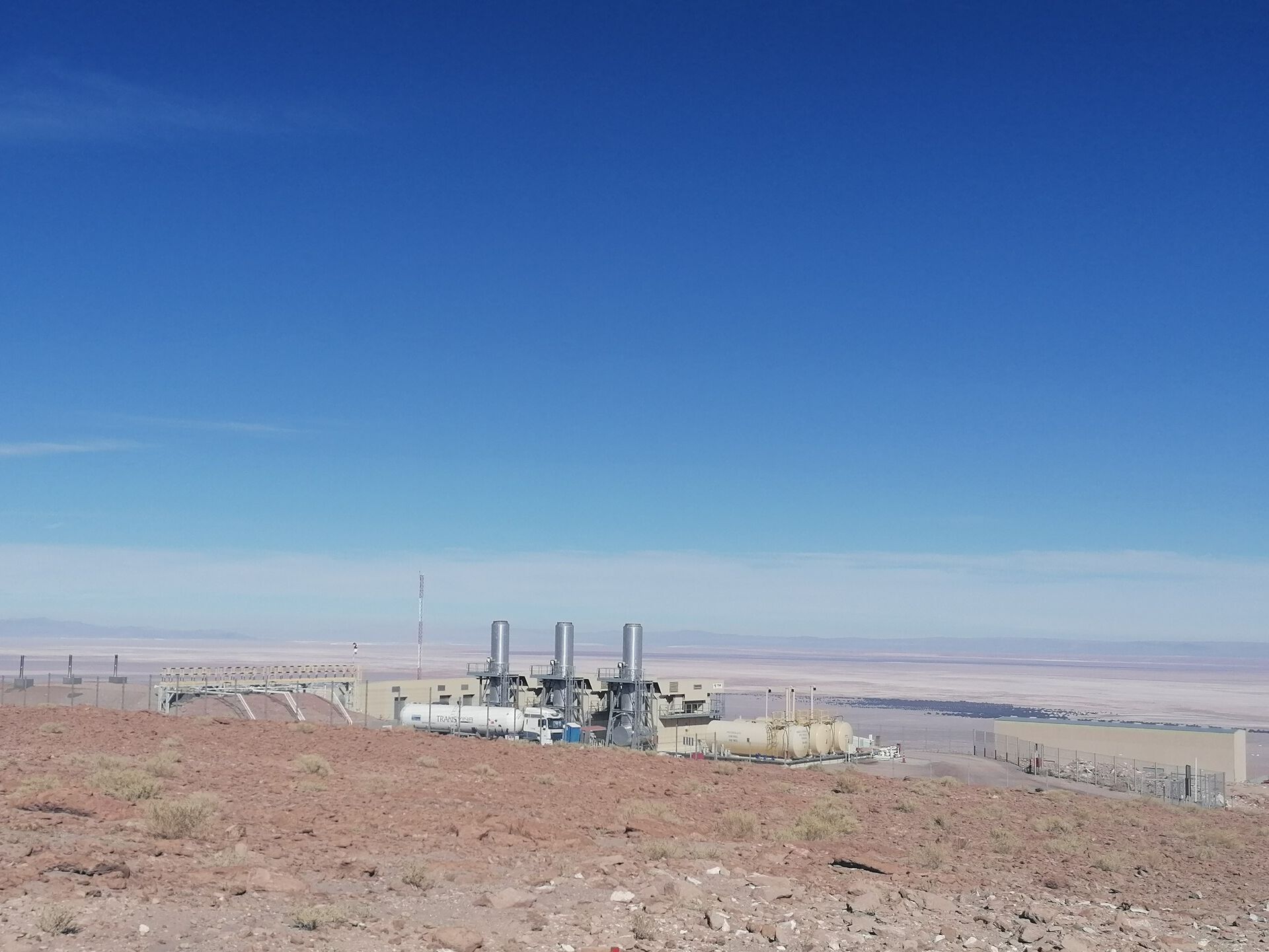 photo of a fossil energy generator in the desert